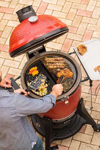 Красный керамический гриль Kamado Joe с системой Divide & Conquer Красный керамический гриль Kamado Joe с системой Divide & Conquer