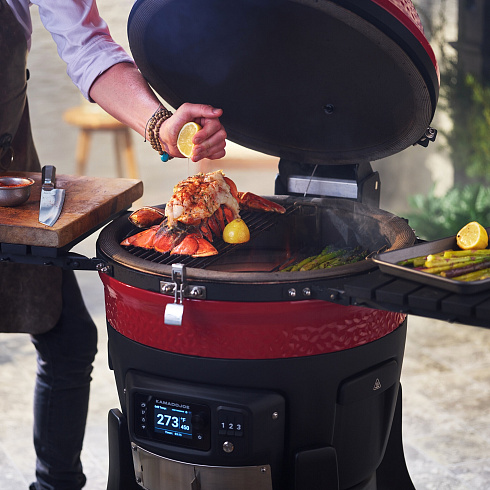 Красный керамический гриль Kamado Joe с системой Divide & Conquer