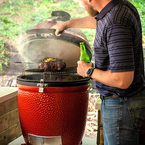 Красный керамический гриль Kamado Joe с системой Divide & Conquer