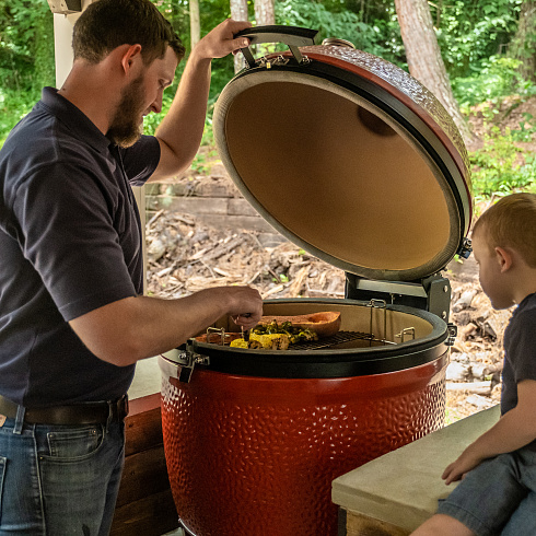Красный керамический гриль Kamado Joe с системой Divide & Conquer Красный керамический гриль Kamado Joe с системой Divide & Conquer