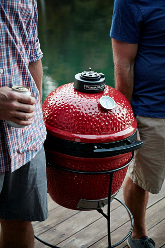 Красный керамический гриль Kamado Joe с системой Divide & Conquer